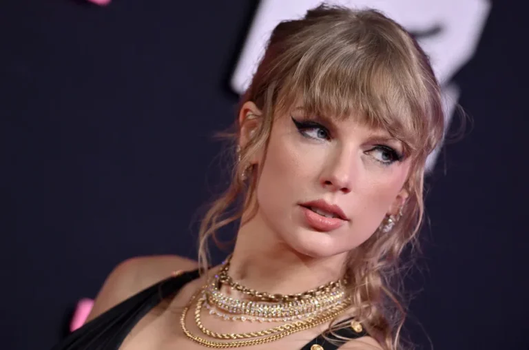 Taylor Swift Urges Her Millions of Fans to Vote